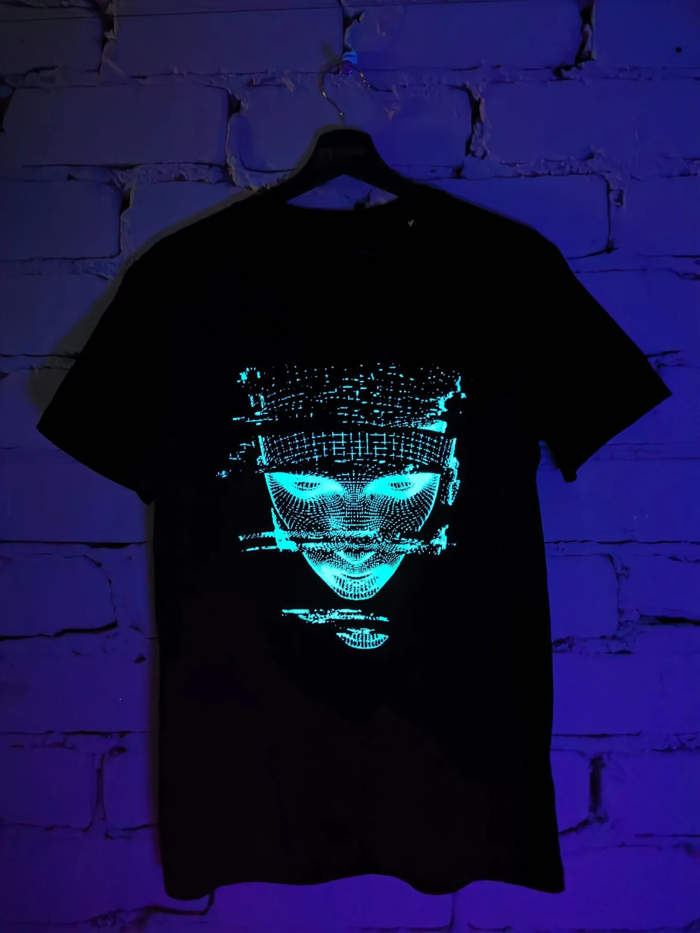 Marškinėliai šviečiantys prie UV lempų „Face“ - Image 2
